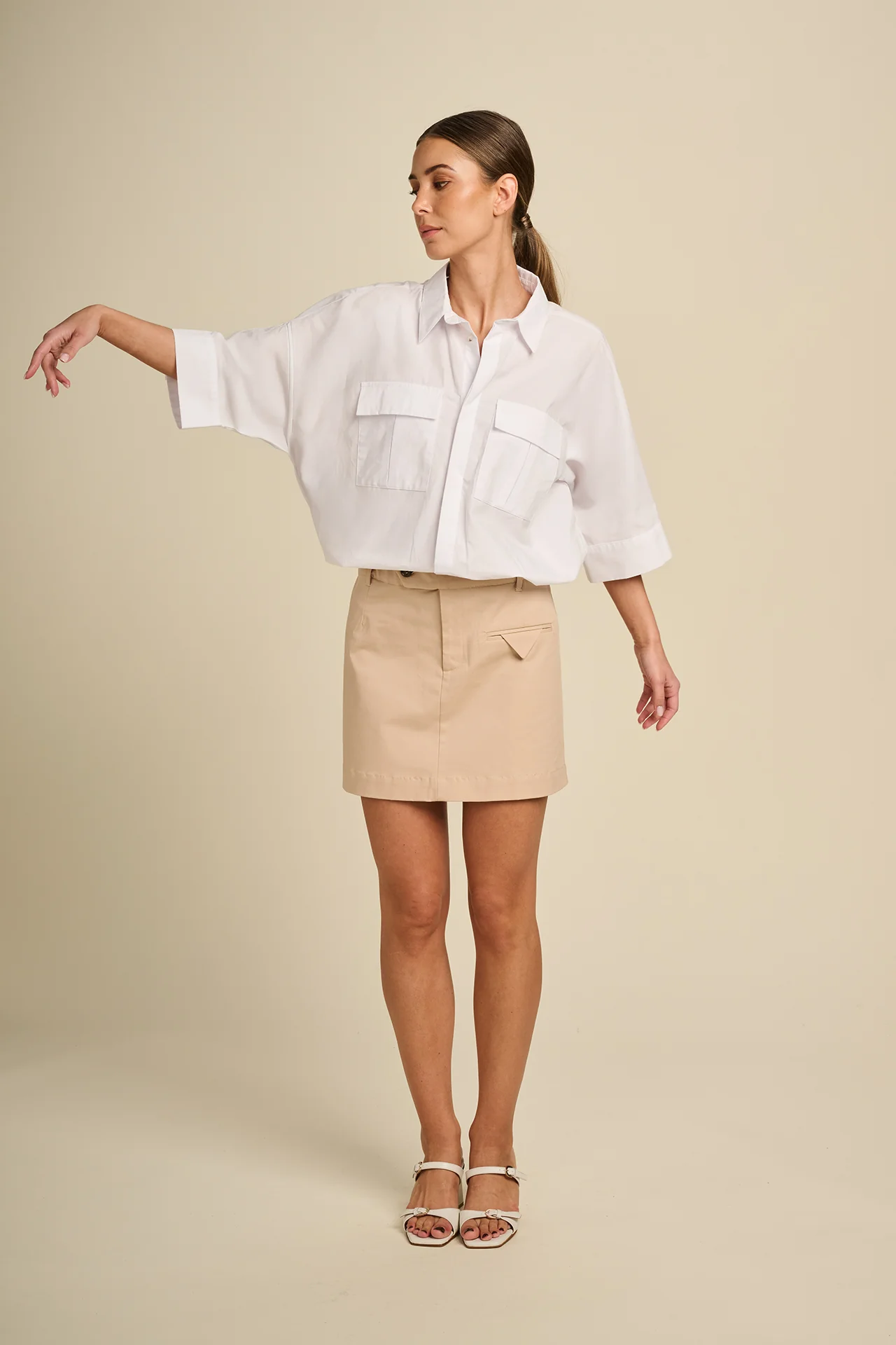Jurken korte mouw beige March23