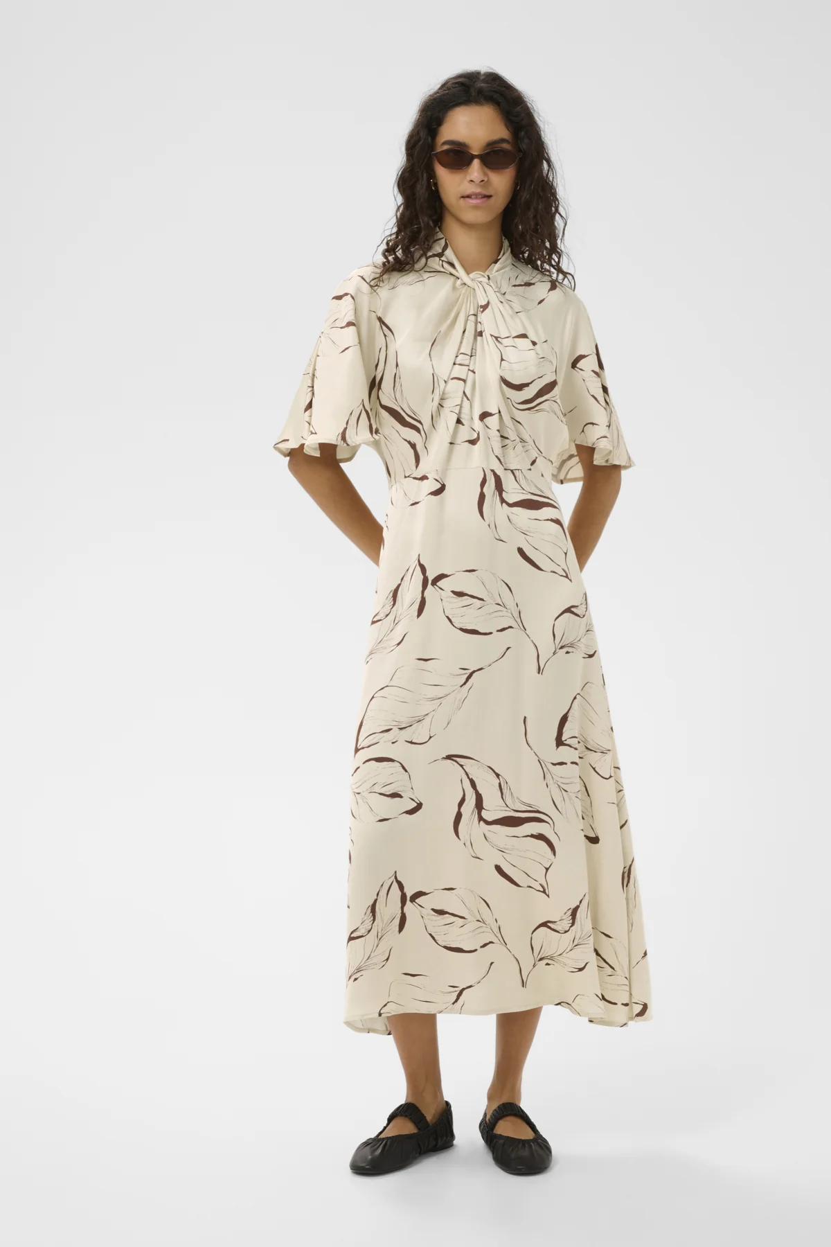 Jurken korte mouw beige Soaked In Luxury - Image 4
